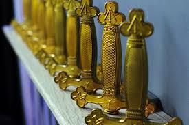 ici tout n'est que symbole,l'épée est la droiture face au poignard et portée par tous nobles et roturiers au moyen age symbole d l'égalité et de pret à défendre un frere