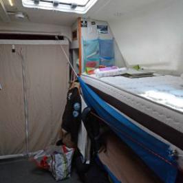 dans une mer glacé sur leur frele esquif les pacifistes se reposent brièvement pour continuer une lutte inégale