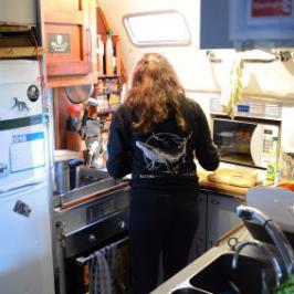 La minuscule cuisine pour reprendre des force entre deux assauts contre les chasseurs de baleines