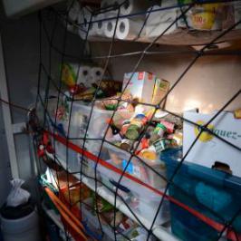 réserve de vivres pour de longs mois de mer pour pertirber les campagnes de massacre de cétacés et leurs baleinaux